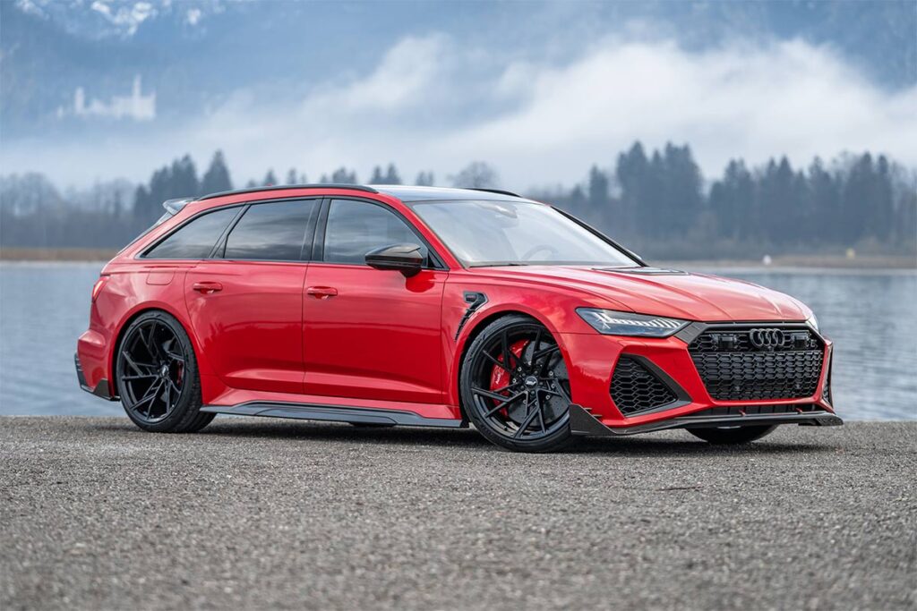 audi-rs6-avant-rot-steht-im-freien-auf-asphalt