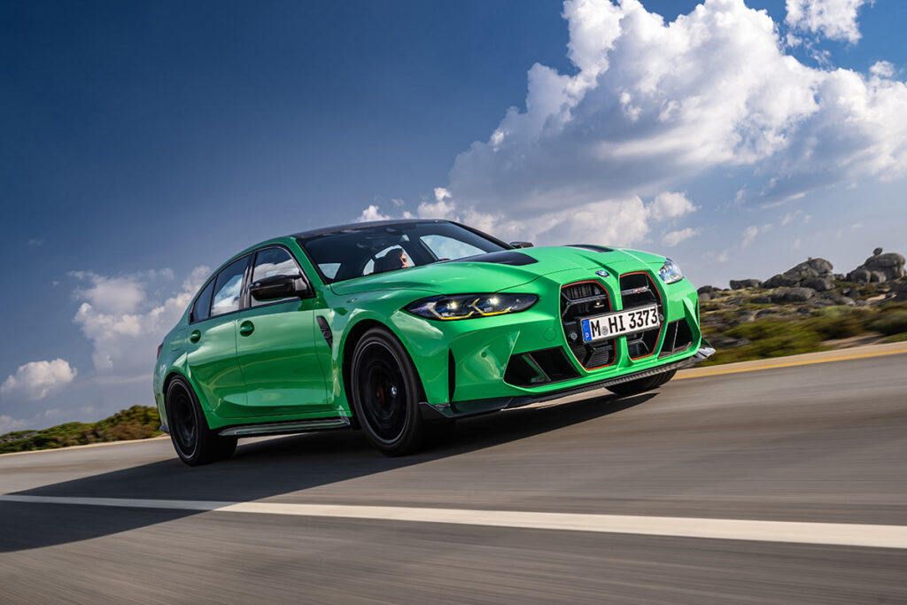 bmw-gruen-faehrt-auf-strasse