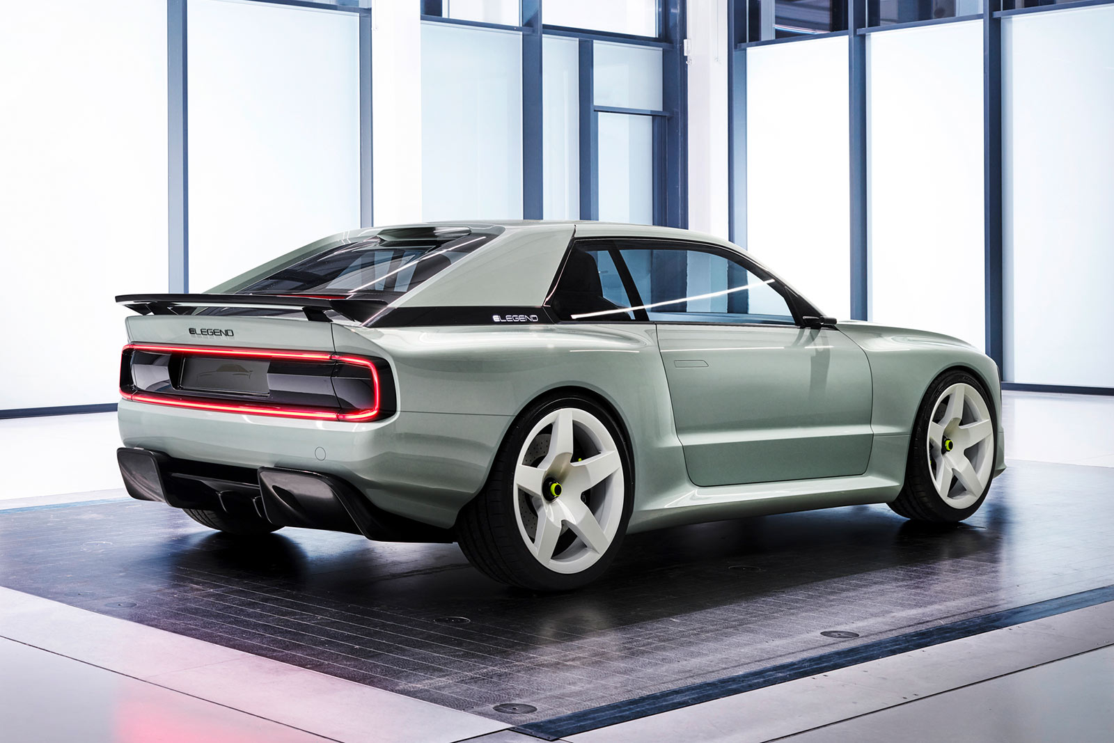 elegend-el1-elektrosportwagen-steht-in-showroom