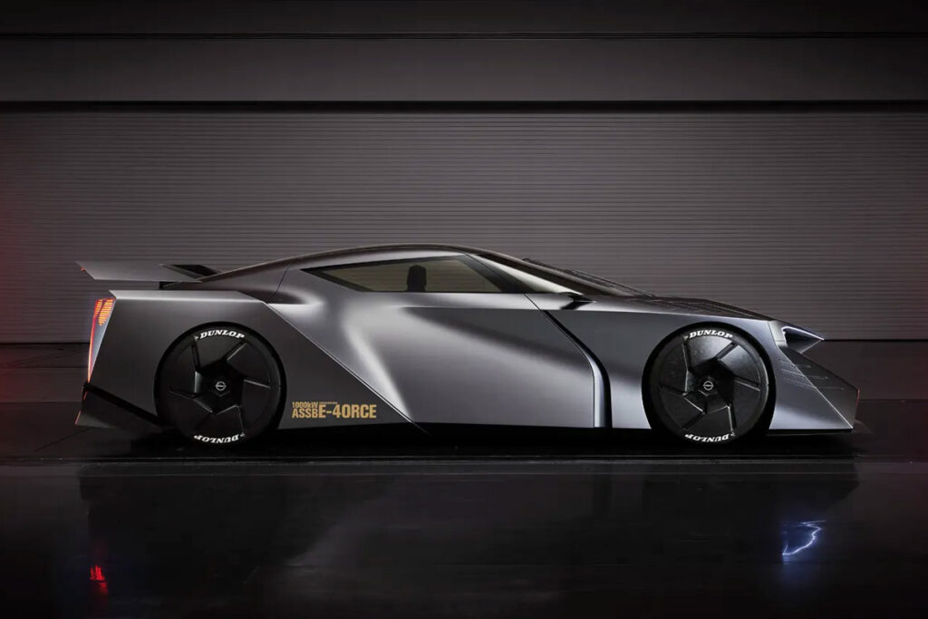 nissan-hyperforce-seitenansicht-steht-in-dunklem-raum