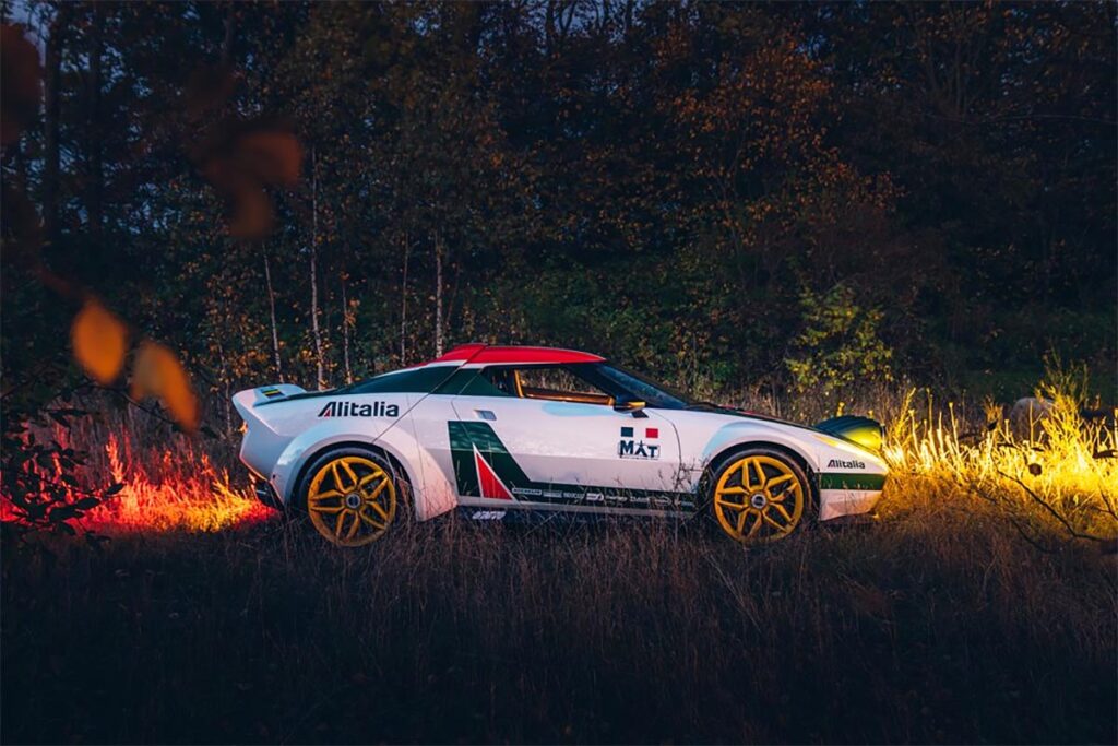 lancia-weiss-rot-restomod-bei-nacht