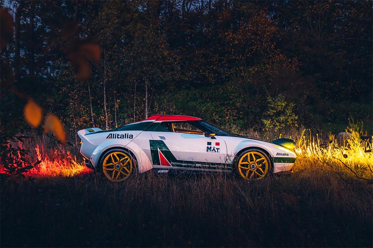 lancia-weiss-rot-restomod-bei-nacht