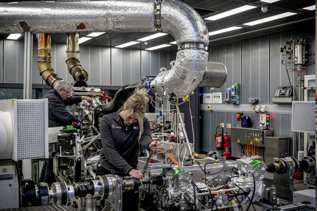 blonde-frau-bauen-einen-motor