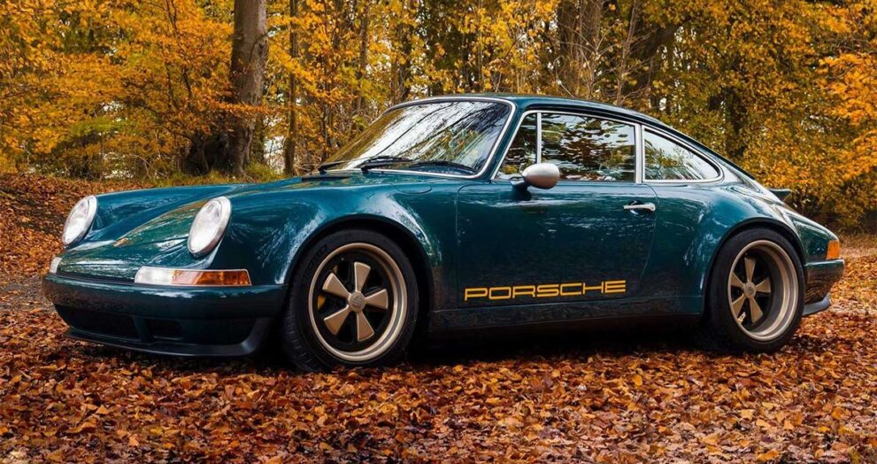 porsche-restomod-steht-im-wald-seitenansicht